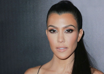 #OK! კორტნი კარდაშიანის გემოვნებიანი იმიჯი! ვარსკვლავი წითელი განათების ფონზე პოზირებს!