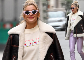 #OK! #StreetStyle ეშლი რობერტსი: მომღერალი 89 ფუნტის ღირებულების მაისურს ირგებს!