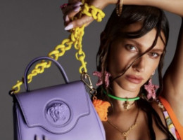 #OK! ჰეილი ბოლდვინი Versace-ს 2021 წლის გაზაფხული/ზაფხულის კოლექციას არეკლამებს!