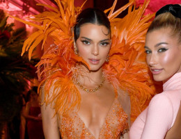 #OK! ჰეილი ბოლდვინი და კენდალ ჯენერი Versace-ს გაზაფხული/ზაფხულის 2021 წლის კოლექციისთვის პოზირებენ!